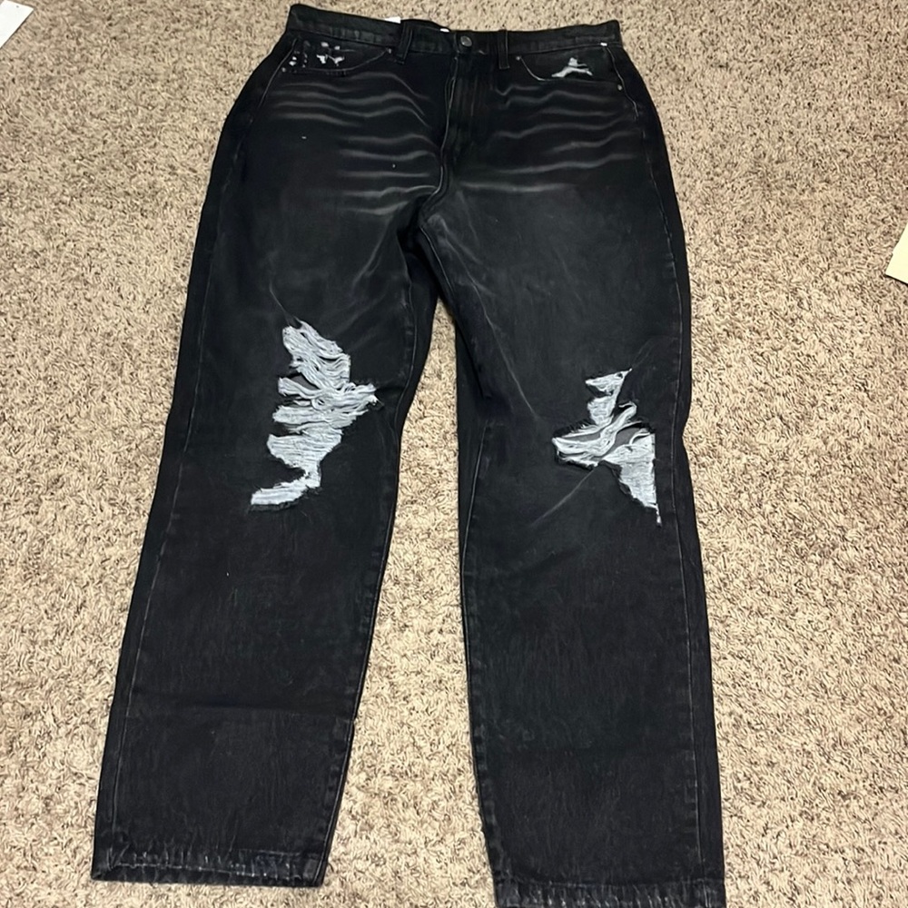 black ripped boyfreind jeans